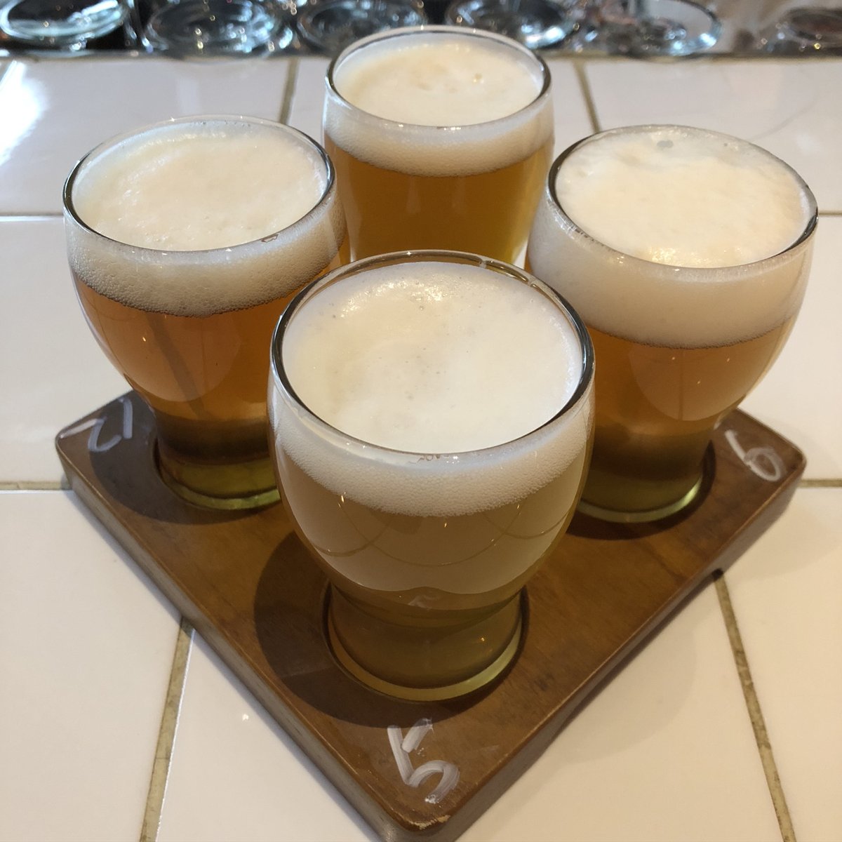 맥주 시음 잔 네 개 참고 사진