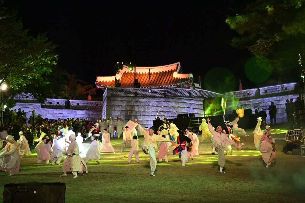동래읍성역사축제 동래성전투 재현 공연 야간 무대